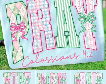 Puede incluir: Una tela azul claro con la palabra "PRAY" en letras grandes y decorativas. Las letras están rellenas de diseños estampados y delineadas en rosa y verde. El texto "Colosenses 4:2" está escrito debajo en rosa.