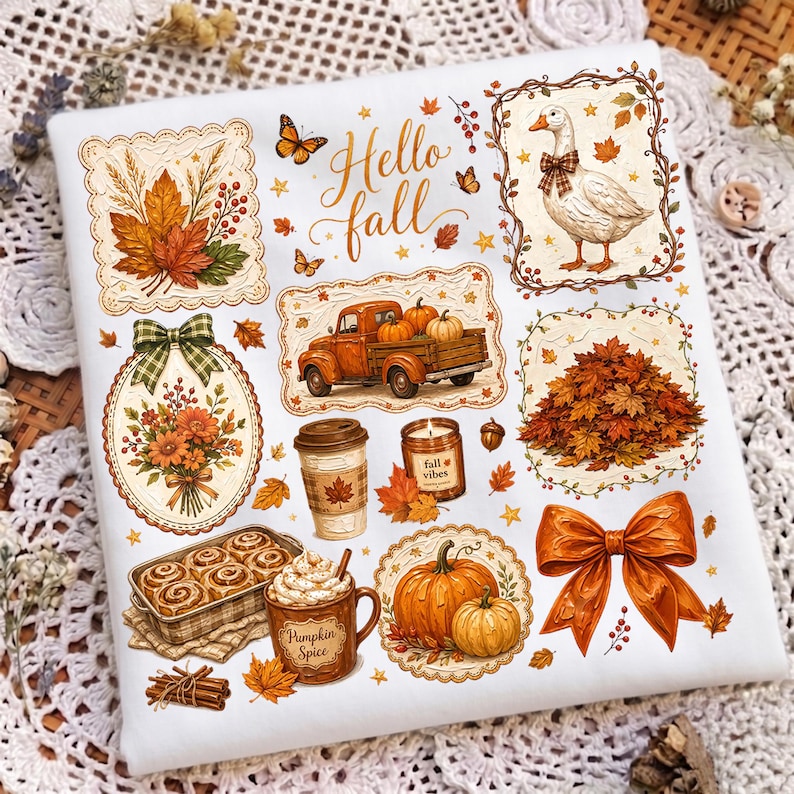 K&ouml;nnte beinhalten: Ein wei&szlig;er Stoff mit einem farbenfrohen herbstlichen Aufdruck und dem Text Hello fall. Das Design zeigt eine Gans mit einer karierten Schleife, einen orangefarbenen Pickup mit K&uuml;rbissen, einen Kaffeebecher, eine Kerze und herbstliches Laub.