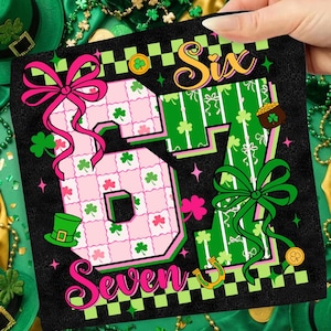 Op de afbeelding: Zwarte vierkant met de woorden "Six" en "Seven" in een decoratief lettertype. De cijfers "67" zijn roze en groen met klaver- en strikaccenten. Een groene kabouterhoed en een hoefijzer zijn ook afgebeeld.
