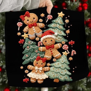 Op de afbeelding: Zwarte stof met een kerstthema. Het ontwerp bevat peperkoekenmannetjes met rode strikken en hoeden, kerstbomen, sterren en zuurstokken. De peperkoekenmannetjes hebben lachende gezichten en zijn omringd door decoratieve elementen.