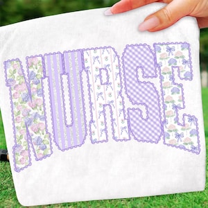 Puede incluir: Tela blanca con la palabra "NURSE" en letras grandes y decorativas. Las letras son de color lavanda con varios patrones, incluyendo floral, rayas y cuadros. Los bordes de las letras son festoneados.