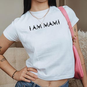 Camiseta I Am Mami Baby, camiseta inspirada em Playboi Carti, camiseta estilo Y2K Baby, capa gráfica de álbum I Am Music, moda streetwear, camiseta estética de rap