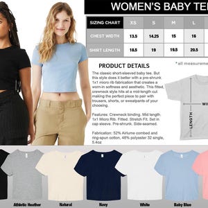K&ouml;nnte beinhalten: Eine Gr&ouml;&szlig;entabelle f&uuml;r ein Damen-Baby-T-Shirt, die die Brustweite und die Shirtl&auml;nge in Zoll f&uuml;r die Gr&ouml;&szlig;en XS bis 2XL angibt. Die Tabelle wird von einer Produktbeschreibung und einem Foto eines Models begleitet, das ein hellblaues Baby-T-Shirt tr&auml;gt. Die Produktbeschreibung hebt die Eigenschaften des T-Shirts hervor, darunter die Stoffzusammensetzung und die Passform.