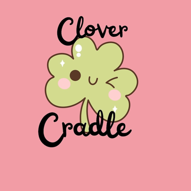 Puede incluir: Un tr&eacute;bol de cuatro hojas verde con una cara sonriente y un ojo gui&ntilde;ando. El tr&eacute;bol est&aacute; rodeado del texto "Clover Cradle" en negro.