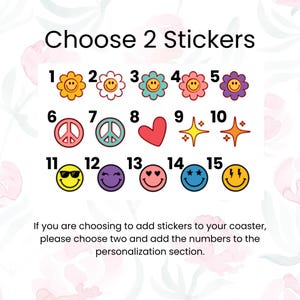Puede incluir: Elige 2 pegatinas de una selecci&oacute;n de 15 pegatinas coloridas. Las pegatinas incluyen un signo de paz, un coraz&oacute;n, una cara sonriente, una flor y una chispa. Elige tus dos pegatinas favoritas y agrega los n&uacute;meros a la secci&oacute;n de personalizaci&oacute;n.