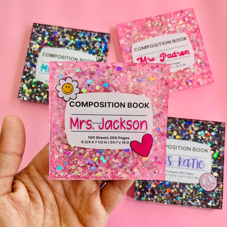 Puede incluir: Cuatro cuadernos de composici&oacute;n rosa y negro con detalles de purpurina y hologr&aacute;ficos. Los cuadernos tienen diferentes nombres de profesores: Sra. Padron, Sra. Jackson y Sra. Katie. Cada cuaderno tiene 100 hojas y 200 p&aacute;ginas, midiendo 24,7 x 19,0 cm.