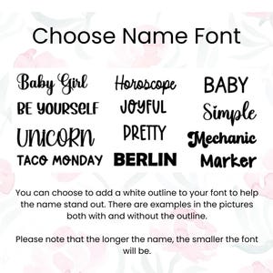 Puede incluir: Una lista de diferentes estilos de fuente para nombres, incluyendo "Baby Girl", "Horoscope", "BE YOURSELF", "JOYFUL", "UNICORN", "PRETTY", "TACO MONDAY", "BERLIN", "BABY", "Simple", "Mechanic" y "Marker". El texto tambi&eacute;n indica que puedes elegir agregar un contorno blanco a tu fuente para ayudar a que el nombre se destaque. Hay ejemplos en las im&aacute;genes, tanto con como sin contorno. Ten en cuenta que cuanto m&aacute;s largo sea el nombre, m&aacute;s peque&ntilde;a ser&aacute; la fuente.
