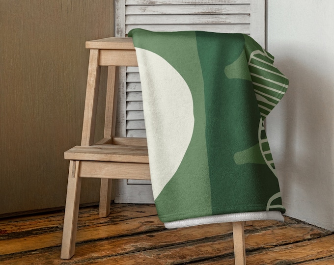 Modern Green Towel - Stylish Design, Quick-Drying, Ideal for Beach and Spa