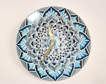 Horloge murale moderne - Boho Mandala Wall Art - Horloges en céramique pour mur Unique - Maximalist Home Decor - Cadeau de pendaison de crémaillère - Pointeur en métal
