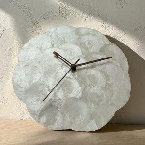 Horloge murale coquille Capiz, décoration Cottagecore, horloge murale de ferme, horloge unique faite main, décoration d'intérieur confortable, cadeau de pendaison de crémaillère, horloge murale silencieuse