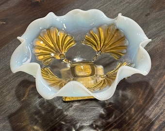Plato antiguo dorado con forma de abanicos de cuentas y borde ondulado opalescente