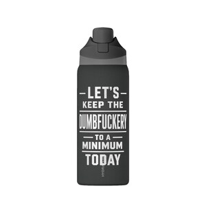 Könnte beinhalten: Eine schwarze Wasserflasche mit grauem Deckel und weißem Text, der lautet: "- LET'S - KEEP THE DUMBFUCKERY - TO A - MINIMUM TODAY". Die Flasche hat eine matte Oberfläche und einen schwarzen Deckel.