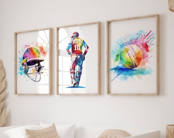 Op de afbeelding: Drie ingelijste aquarellen die een cricketspeler, een crickethelm en een cricketbal voorstellen. De schilderijen zijn in verschillende kleuren, waaronder rood, blauw, groen, geel en oranje. De schilderijen zijn ingelijst in natuurlijke houten lijsten.