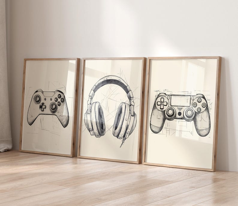 K&ouml;nnte beinhalten: Drei gerahmte Kunstdrucke mit Schwarz-Wei&szlig;-Skizzen von Gaming-Zubeh&ouml;r. Die Drucke zeigen einen Gamecontroller, Kopfh&ouml;rer und einen weiteren Gamecontroller. Das Kunstwerk ist vor einem cremefarbenen Hintergrund.