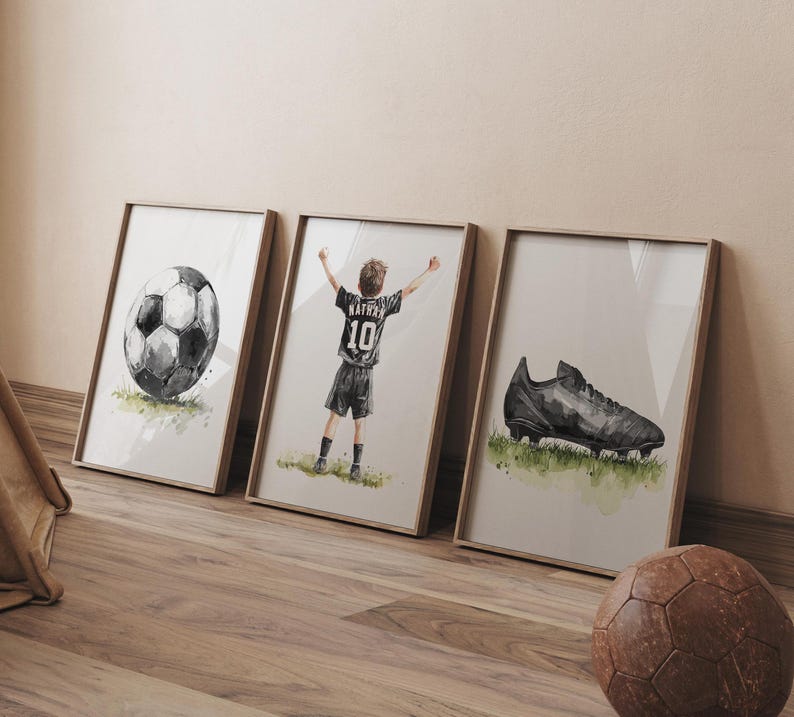 Peut inclure: Trois illustrations &agrave; l'aquarelle encadr&eacute;es d'un joueur de football, d'un ballon de football et d'un crampon de football. Le joueur porte un maillot noir avec le num&eacute;ro 10 au dos. Le ballon de football est noir et blanc. Le crampon est noir et a une semelle blanche.
