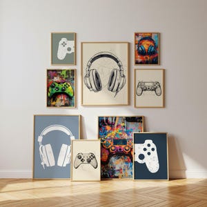 Peut inclure: Ensemble d'impressions d'art encadrées sur le thème des jeux vidéo. Les impressions présentent des images de casques et de manettes de jeu dans divers styles, notamment de l'art abstrait coloré et des dessins au trait minimalistes. Les cadres ont une finition en bois naturel.