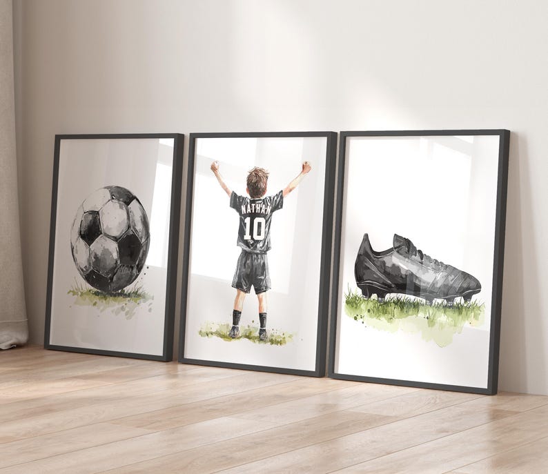Peut inclure: Trois impressions encadr&eacute;es noires avec des illustrations &agrave; l'aquarelle d'un ballon de football, d'un gar&ccedil;on en uniforme de football avec le nom "Nathan" et le num&eacute;ro "10" au dos, et d'une chaussure de football noire.
