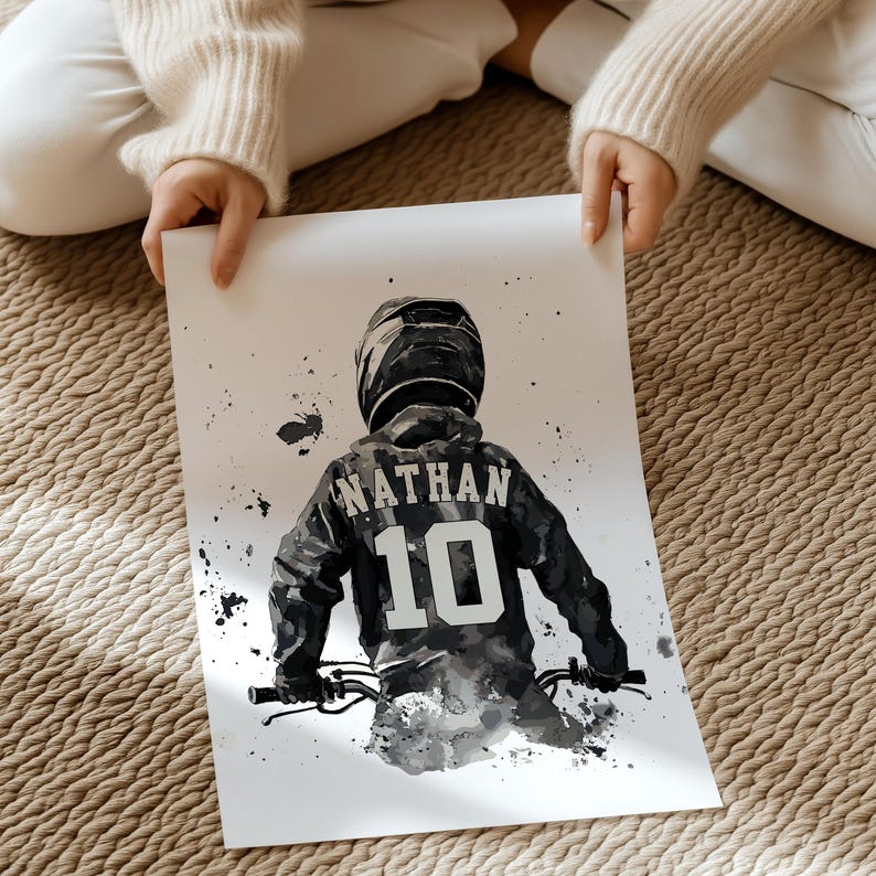 Peut inclure: Impression en noir et blanc d'une personne portant un casque et un maillot de cyclisme. Le maillot affiche le nom "NATHAN" et le num&eacute;ro "10". L'image pr&eacute;sente un effet de peinture &eacute;clabouss&eacute;e.