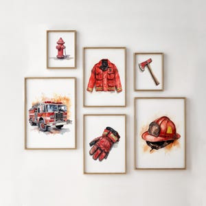Peut inclure: Un ensemble de six illustrations à l'aquarelle représentant du matériel de pompier, notamment un camion de pompiers, une bouche d'incendie, une veste de pompier, un casque, des gants et une hache. Les illustrations sont encadrées d'or et exposées sur un mur blanc.