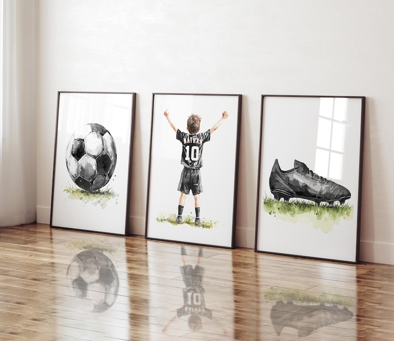Peut inclure: Trois illustrations &agrave; l'aquarelle dans des cadres noirs. La premi&egrave;re montre un ballon de football noir et blanc. La deuxi&egrave;me montre un gar&ccedil;on portant un maillot de football noir avec le num&eacute;ro 10 et le nom "Nathan" au dos. La troisi&egrave;me montre une chaussure de football noire.