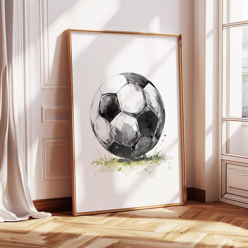 Peut inclure: Une peinture &agrave; l'aquarelle en noir et blanc d'un ballon de football sur un terrain vert.