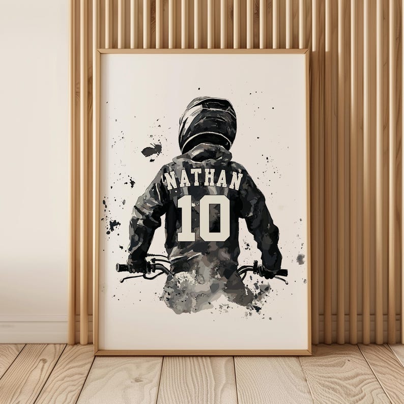 Peut inclure: Impression d'art encadr&eacute;e. Illustration &agrave; l'aquarelle en noir et blanc d'une personne &agrave; v&eacute;lo, vue de dos. Le maillot porte le nom "NATHAN" et le num&eacute;ro "10". L'&oelig;uvre utilise des nuances de gris et de noir, avec un casque.