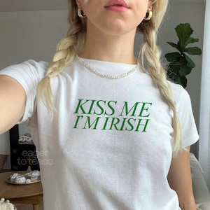 Kiss Me I&#39;m Irish Trendy Baby Tee St Paddys Day y2k Baby Tee St. Patrick&#39;s Day Baby Tee Luck of the Irish Vintage Aesthetic