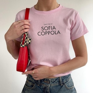 Regisserad av Sofia Coppola Inspirerad T-shirt, Filmregissörskjorta, Minimalistisk Coquettekläder, Filmälskare Gåva, Sofia Coppola Arkivskjorta