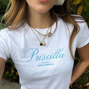 Priscilla Film T-Shirt Merch Ein Film von Swarovski Baby T-Shirt Qualität 100% Baumwolle Shirt Nachhaltig hergestellt