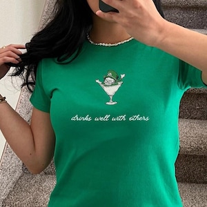 Camiseta verde para bebê Leprechaun Martini Cocktail Dia de São Patrício Camiseta feminina para bebê Vintage Ilustração Dia de São Patrício Camiseta vintage para bebê