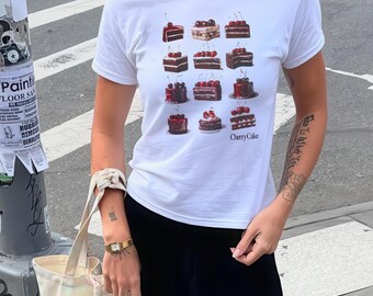 レディース ベビーTシャツ チェリーケーキコラージュ ヴィンテージプリント、レトロスタイル、クールなタイポグラフィシャツ、クールな女の子のトレンドシャツ、ヴィンテージTシャツ、コットン