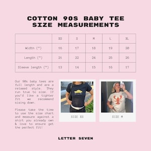 Pu&ograve; includere: Tabella delle taglie per una maglietta baby in cotone anni '90 nelle taglie XS, S, M, L e XL. La tabella mostra la larghezza, la lunghezza e la lunghezza della manica in pollici. La tabella &egrave; accompagnata da due foto di modelli che indossano la maglietta nelle taglie XS e M.