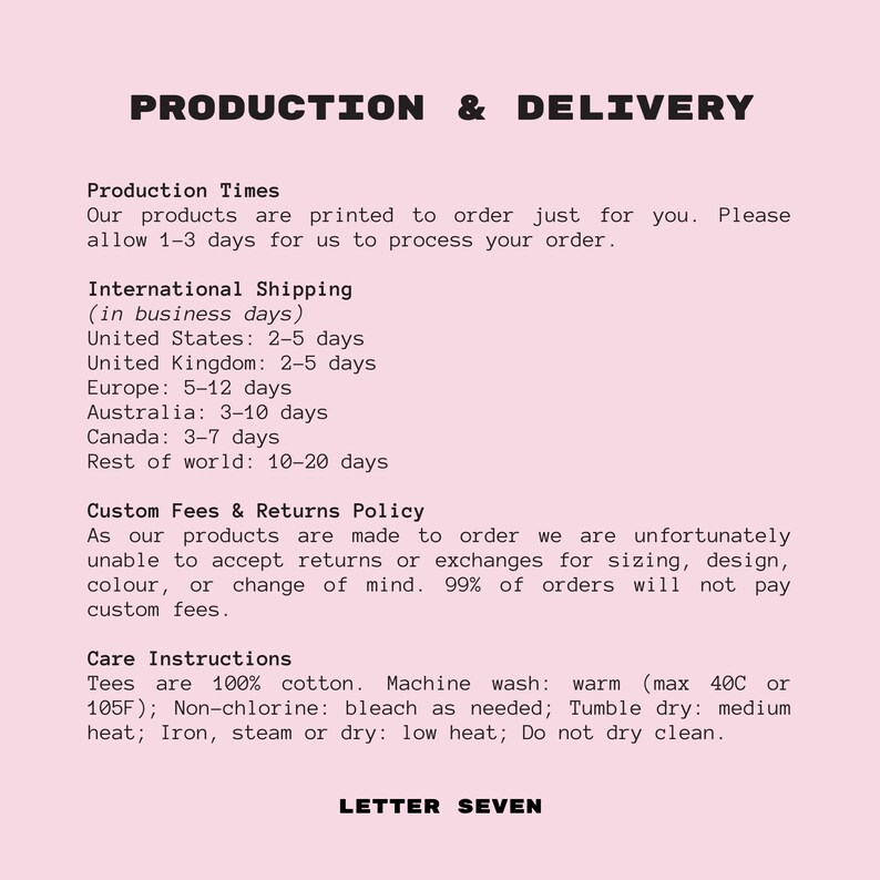 K&ouml;nnte beinhalten: Produktions- und Lieferinformationen f&uuml;r bedruckte Produkte. Der Text besagt, dass die Produkte auf Bestellung gedruckt werden und die Lieferzeiten je nach Standort variieren. Der Text enth&auml;lt auch Informationen &uuml;ber Zollgeb&uuml;hren und R&uuml;ckgaben sowie Pflegehinweise f&uuml;r die Produkte.