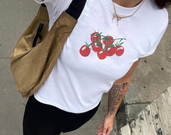 Camiseta de bebé con tomates cherry en la vid Camiseta estética italiana con tomates para bebé Camiseta sencilla y bonita para mujer Top corto fabricado de forma sostenible