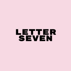 Pu&ograve; includere: Grafica di testo in bianco e nero che recita "LETTER SEVEN".