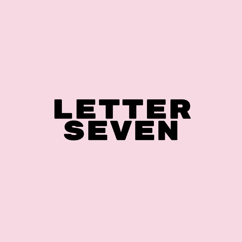 Pu&ograve; includere: Grafica di testo in bianco e nero che recita "LETTER SEVEN".