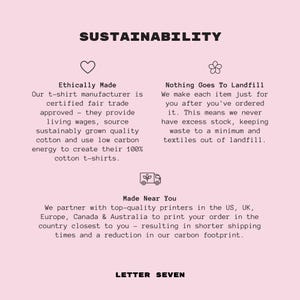 Pu&ograve; includere: Una grafica rosa e bianca con il testo "SUSTAINABILITY" in nero. La grafica descrive l'impegno dell'azienda per pratiche etiche e sostenibili, tra cui il commercio equo e solidale, l'energia a basse emissioni di carbonio e la minimizzazione degli sprechi. La grafica menziona anche che l'azienda collabora con stampatori negli Stati Uniti, nel Regno Unito, in Europa, in Canada e in Australia per stampare gli ordini nel paese pi&ugrave; vicino al cliente.