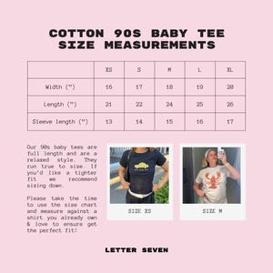 Pu&ograve; includere: Tabella delle taglie per una maglietta baby in cotone anni '90 nelle taglie XS, S, M, L e XL. La tabella mostra la larghezza, la lunghezza e la lunghezza della manica in pollici. La tabella &egrave; accompagnata da due foto di modelli che indossano la maglietta nelle taglie XS e M.