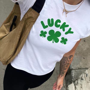 Lucky Baby Tee St. Patricks Day Baby Tee Niedliches Coquette Womens Slogan Tee