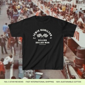 Alice im Wunderland Shirt Vintage F1 Racing Womens Baby T-Shirt Retro Auto Enthusiast Shirt Geschenk für Rennsportliebhaber Lustiges F1 Liebhaber Racing Geschenk Black