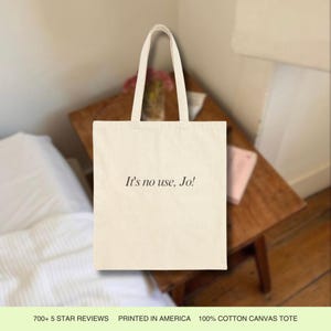 Pode incluir: Uma bolsa de lona branca com o texto "It's no use, Jo!" impresso em preto. Mais de 700 avalia&ccedil;&otilde;es de 5 estrelas. Impresso nos Estados Unidos. Bolsa de lona de algod&atilde;o 100%.