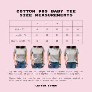 K&ouml;nnte beinhalten: Gr&ouml;&szlig;entabelle f&uuml;r ein Baby-T-Shirt im 90er-Jahre-Stil in verschiedenen Gr&ouml;&szlig;en, darunter XS, S, M, L und XL. Die Tabelle zeigt die Breite, L&auml;nge und &Auml;rmell&auml;nge in Zoll f&uuml;r jede Gr&ouml;&szlig;e.