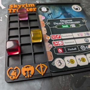 Skyrim - El juego de aventuras. Rastreador de combate enemigo. Tablero de batalla. Cubo y soporte para cartas. Juego de mesa. Vendedor del Reino Unido