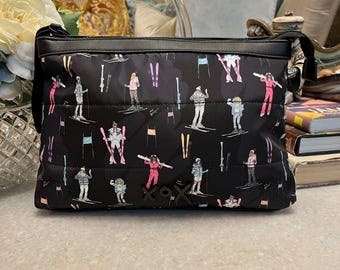 Betsey Johnson black "Apres Ski" print with skiers snowboarders clutch