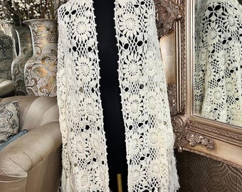 Chal Glantex vintage blanco con estampados florales de ganchillo y flecos largos en la parte inferior.