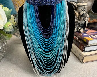 Collar llamativo de cuentas de vidrio degradadas en azul y plata de varias hebras de Chico's