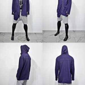 Puede incluir: Chaqueta con capucha morada oscura con cremallera dorada, mangas largas y bolsillos delanteros. La chaqueta se combina con pantalones cortos grises. El conjunto se exhibe en un maniqu&iacute; con piernas y pies negros.