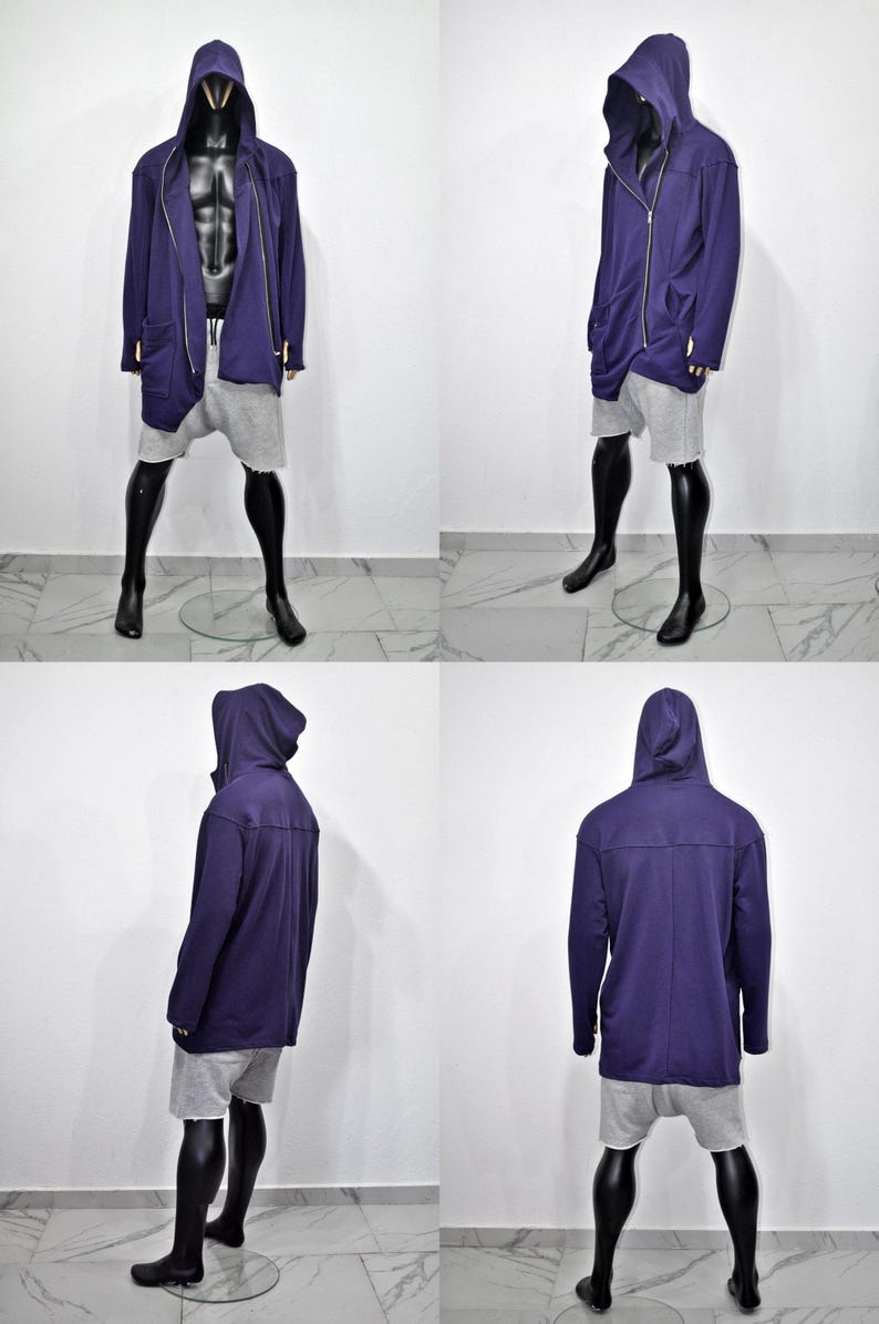 Puede incluir: Chaqueta con capucha morada oscura con cremallera dorada, mangas largas y bolsillos delanteros. La chaqueta se combina con pantalones cortos grises. El conjunto se exhibe en un maniqu&iacute; con piernas y pies negros.
