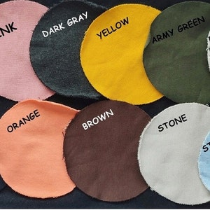 Puede incluir: Una colecci&oacute;n de muestras de tela en varios colores y patrones, incluyendo rojo, gris, rosa, gris oscuro, amarillo, verde militar, blanco estampado, rosa a rayas, arena, azul marino, naranja, marr&oacute;n, piedra, azul a rayas, negro estampado.