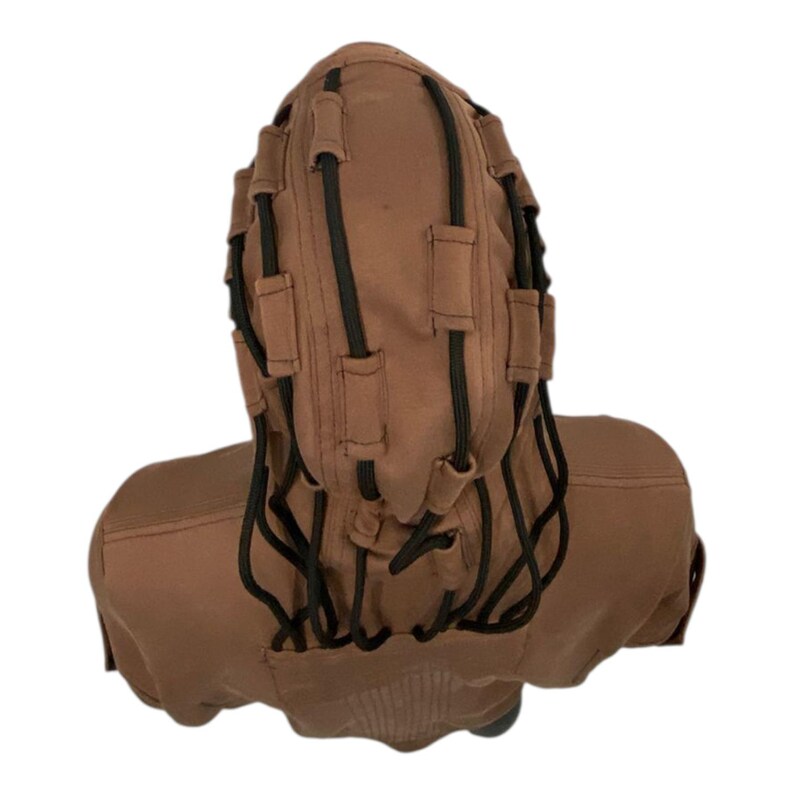 K&ouml;nnte beinhalten: Eine braune Kapuze mit schwarzen Kordeln und rechteckigen Akzenten. Die Kapuze besteht aus einem weichen Material und hat ein einzigartiges Design. Die Kordeln sind in einem gitterartigen Muster angeordnet, was die Kapuze optisch aufwertet.